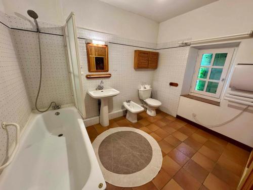Ένα μπάνιο στο Maison accueillante à Laure-Minervois avec jardin