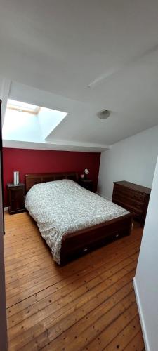 une chambre avec un lit et une lucarne dans l'établissement Le Duplex Bordeaux, à Saint-Jean-dʼAngély