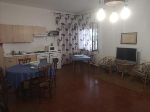 a kitchen and dining room with a table and chairs at Villa Luisa in Carovigno