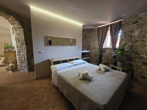 a bedroom with a bed with two towels on it at VILLA REGINA - Suite con Spa Sperlonga Vertice Rooms in Fondi