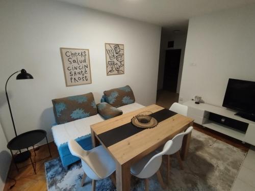 Una sala de estar con una mesa y sillas de madera. en Lop, en Topla