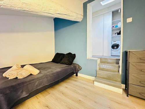 une chambre avec un lit avec deux serviettes dessus dans l'établissement Duplex climatisé - hyper centre - Cœur de Nice, à Nice