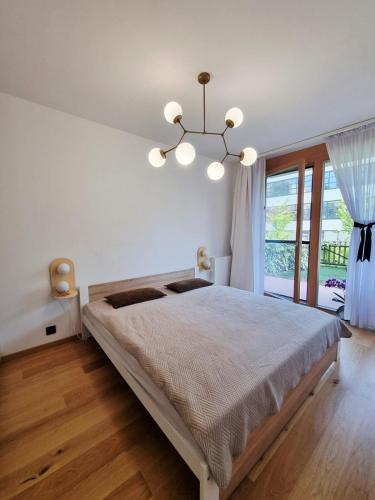 Postel nebo postele na pokoji v ubytování Apartment with Green Terrace and Free Parking