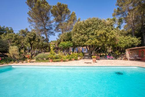- une piscine dans une cour arborée dans l'établissement Bastide Lou Pèbre D’aï, à La Roquebrussanne