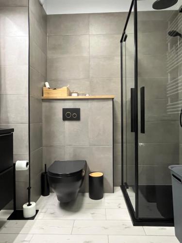 Ένα μπάνιο στο Nowe Miasto Apartment, Darmowy Parking, Dostęp na kod, Winda
