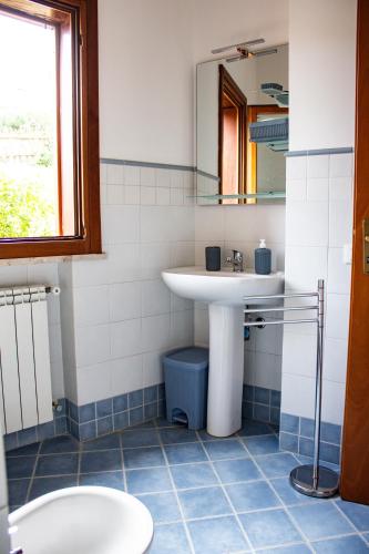 un bagno con lavandino e specchio di Custonaci Addisio Home a Custonaci