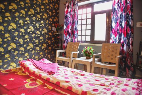 Ein Bett oder Betten in einem Zimmer der Unterkunft Rustic Retreat Homestay Deluxe Mountain view Room