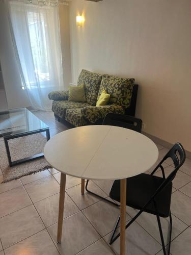 un salon avec une table et un canapé dans l'établissement Cosy quiet apartment near the Old Port, à Marseille