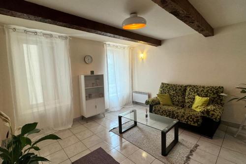 un salon avec un canapé et une table basse dans l'établissement Cosy quiet apartment near the Old Port, à Marseille