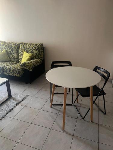 - un salon avec une table et des chaises dans l'établissement Cosy quiet apartment near the Old Port, à Marseille