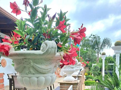 a large white vase with flowers in it at Villa Giselda con idromassaggio in Formia