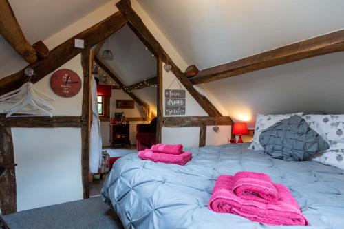 Ένα ή περισσότερα κρεβάτια σε δωμάτιο στο Soldiers Cottage, with HOT TUB, dog friendly, great views