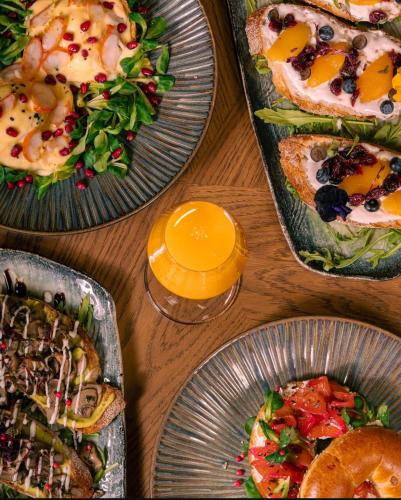 4 platos de comida en una mesa de madera en Samstag ParkZone, en Split