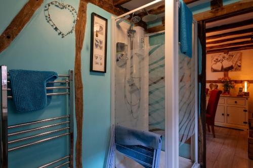 Ένα μπάνιο στο Soldiers Cottage, with HOT TUB, dog friendly, great views