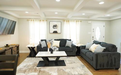 un soggiorno con un divano e un tavolo di Modern Luxe Retreat -Heart of Chesterfield a Richmond