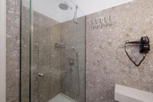 a bathroom with a shower with a glass door at Villa Caterina in Ýpsos