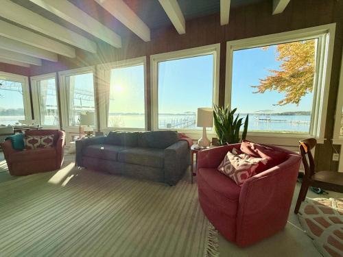 Χώρος καθιστικού στο Private Wawasee Lakefront House
