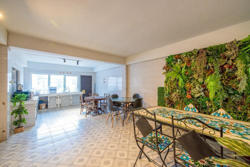 Χώρος καθιστικού στο 113 Yellow House Hostel