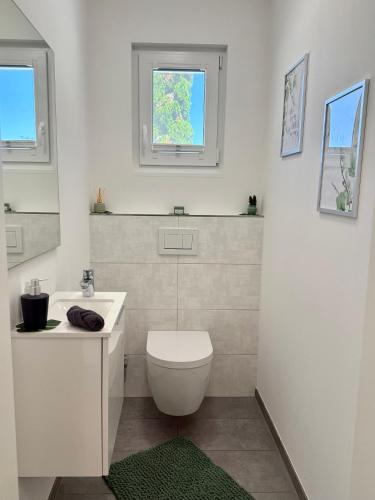 Ένα μπάνιο στο Stilvolles 3 Zimmer Apartment- nahe Spieleland und Friedrichshafen - modern ruhig mit eigenem Außenbereich