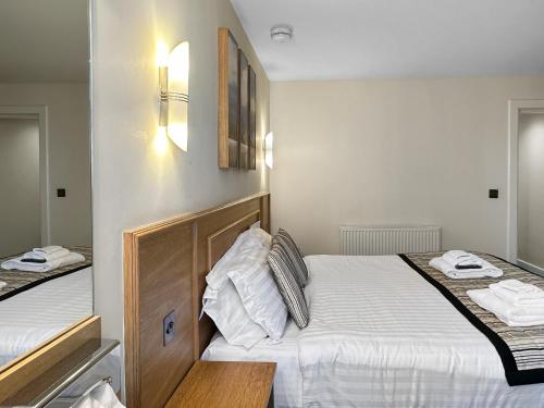 Ένα ή περισσότερα κρεβάτια σε δωμάτιο στο Granada Apartments Queens Mansions