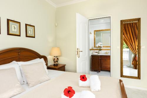 Ένα ή περισσότερα κρεβάτια σε δωμάτιο στο Renko Royal Villa, A Majestic Villa on the Athenian Riviera