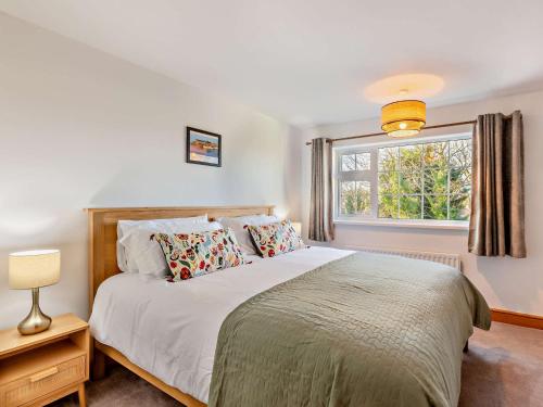 Ένα ή περισσότερα κρεβάτια σε δωμάτιο στο 2 Bed in Great Broughton 94220