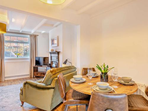 Χώρος καθιστικού στο 2 Bed in Great Broughton 94220