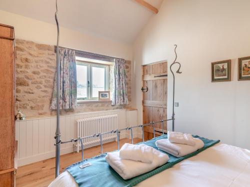 Postel nebo postele na pokoji v ubytování 1 Bed in Beaminster 94405