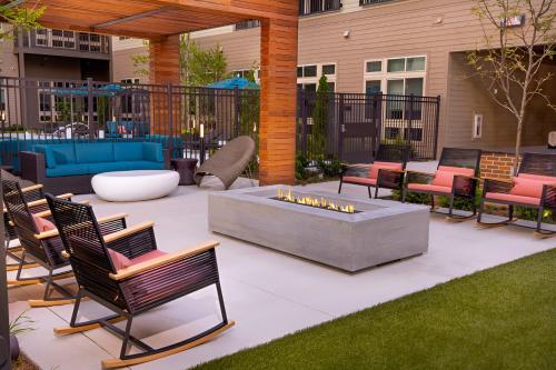 a patio with chairs and a fire pit in a yard at Modern & Bright Apartment in Alexandria in Alexandria