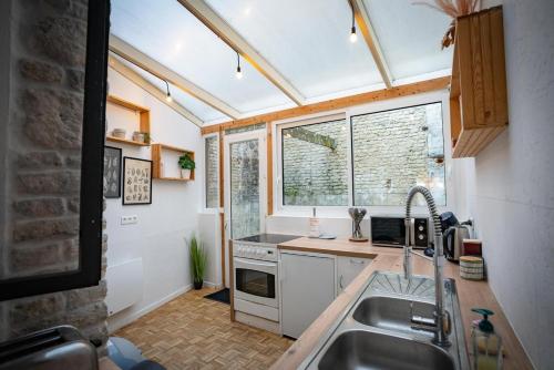 サントメールにあるLa Maison du Cœur Charme et authenticitéの小さなキッチン(シンク付)、窓