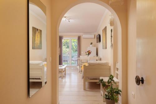 a hallway with an archway leading to a dining room at Villa Caterina in Ýpsos