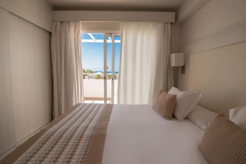 Postel nebo postele na pokoji v ubytování Aequora Lanzarote Suites