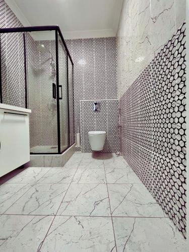 Bilik mandi di Cozy Apartment, Central - Gorky Park View and Balcony