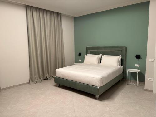 Una cama o camas en una habitación de Lake Como Aparthotel Cernobbio