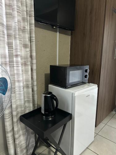 Η κουζίνα ή μικρή κουζίνα στο Nkandla Yethu Guest House