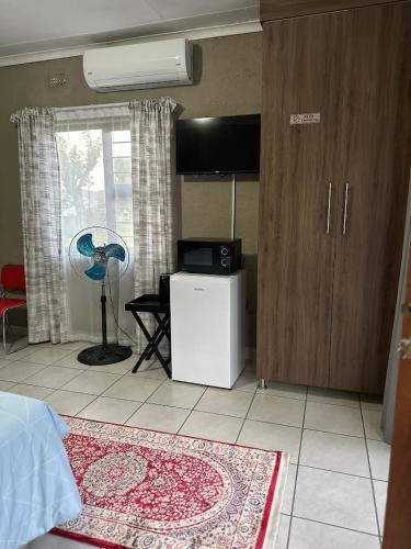 Η κουζίνα ή μικρή κουζίνα στο Nkandla Yethu Guest House