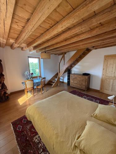una grande camera da letto con un letto grande e un tavolo di Séjour paisible près de Genève a Neydens