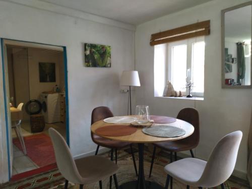 a dining room with a table and chairs at Gite de la Pierre Bleue, Authentique Maison à la campagne in Verdon