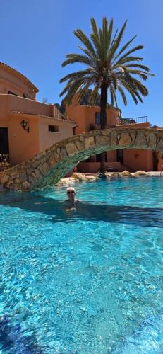 una persona in una piscina con un ponte di La Fuente de Vida a Turre