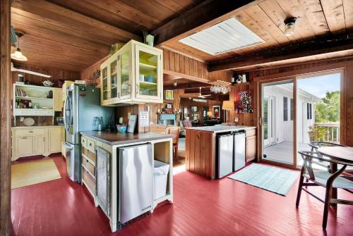 Nhà bếp/bếp nhỏ tại Original 1945 Cottage on 6 Very Private Acres