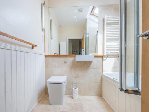 Haverthwaiteにある2 Bed in Haverthwaite SZ013のトイレ、浴槽、洗面台を備えたバスルーム