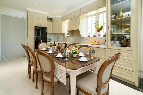 Gallery image of Chang Luxury Villa Beach View in Bình Tú