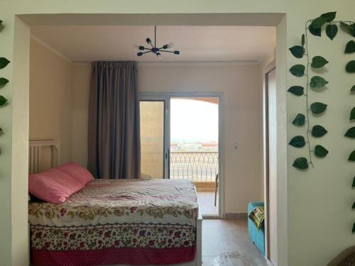 Ένα ή περισσότερα κρεβάτια σε δωμάτιο στο Sea view apartment, Aqua View Resort, North coast