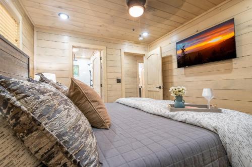 ein Schlafzimmer mit einem großen Bett in einem Zimmer in der Unterkunft Valley Cove By Avada Properties in Pigeon Forge