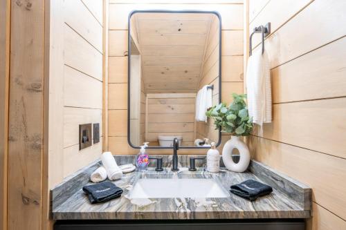 ein Badezimmer mit Waschbecken und Spiegel in der Unterkunft Valley Cove By Avada Properties in Pigeon Forge