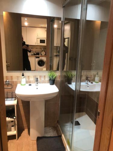 a bathroom with two sinks and a shower at Apartamento turístico mad-aeropuerto ifema in Madrid