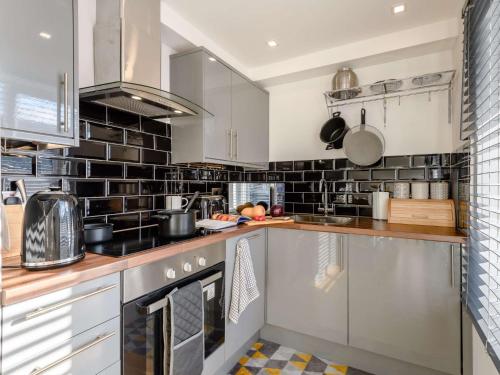 Η κουζίνα ή μικρή κουζίνα στο 2 Bed in Lyndhurst 86768
