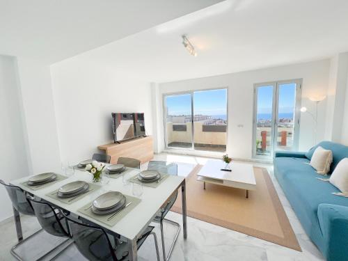 Family Apartment with sea views, pool & internet