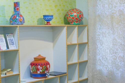 Gambar di galeri bagi Rustic Retreat Homestay Family Suite Garden View Mountain View Room di Srinagar