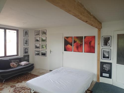 Postel nebo postele na pokoji v ubytování Ubytování v galerii